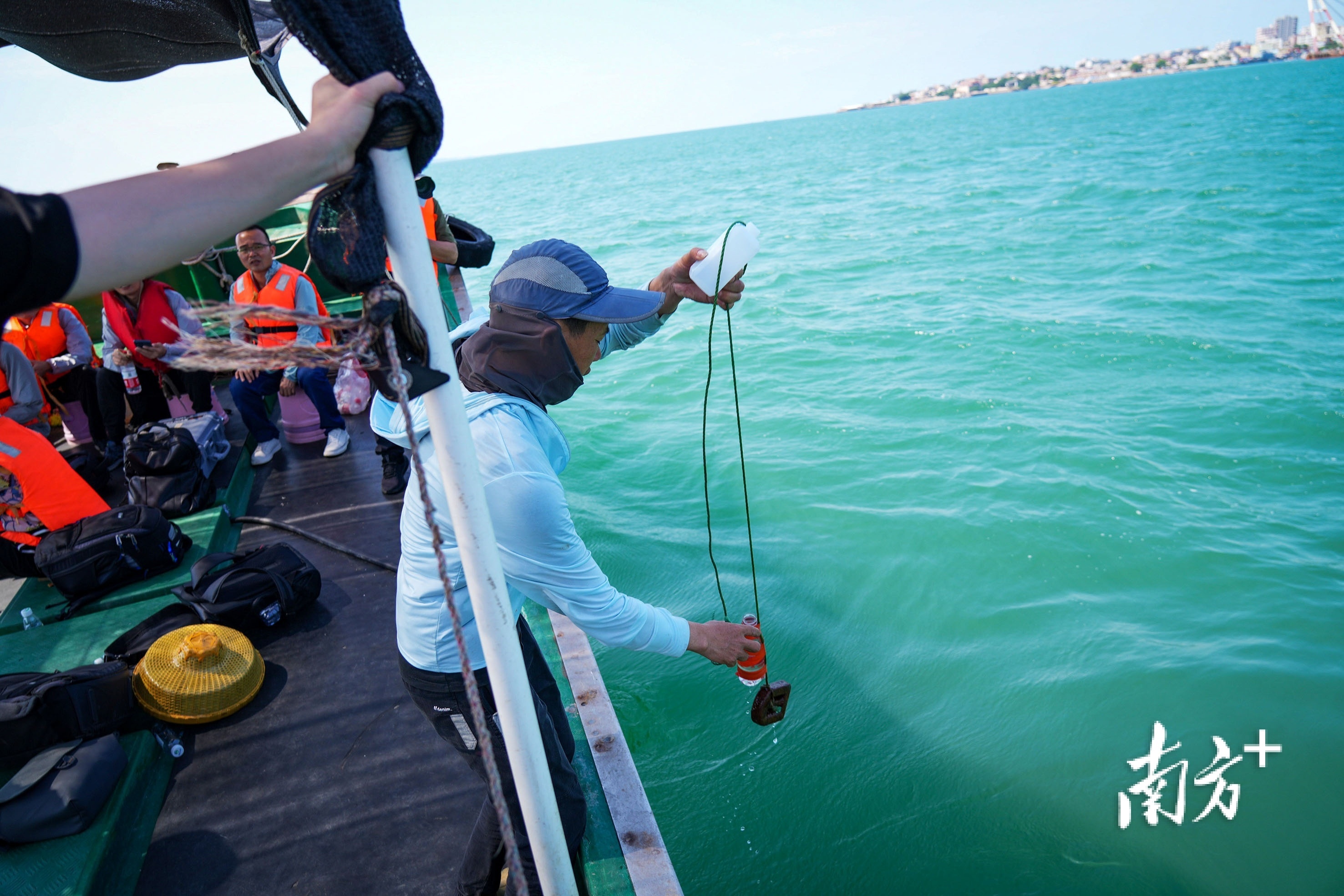 受科研机构委托，湛江东海岛渔民吴华雄兄弟出海时会做海水取样，来研究中华白海豚的生存环境状况。