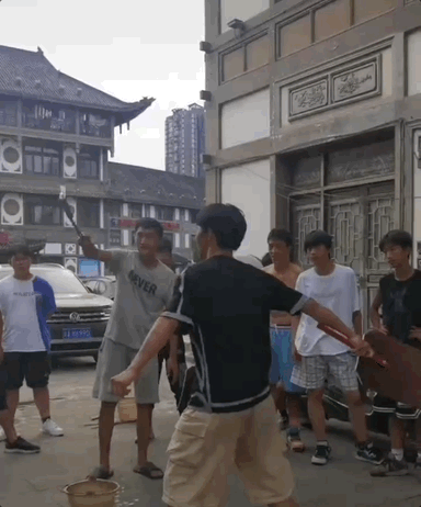 △朱华伟的徒弟在用水练习打铁花