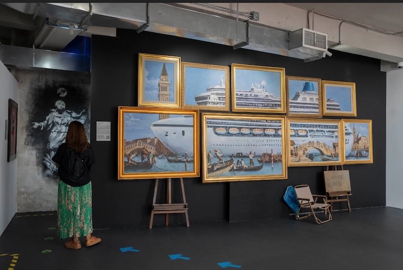 班克斯博物馆内再现了班克斯于2019年的弹出式装置作品“油画中的威尼斯”，该作品最初在圣马可广场展出