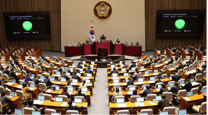 9日下午，韩国国会召开全体会议表决通过了有关禁食狗肉法案 图源：韩媒