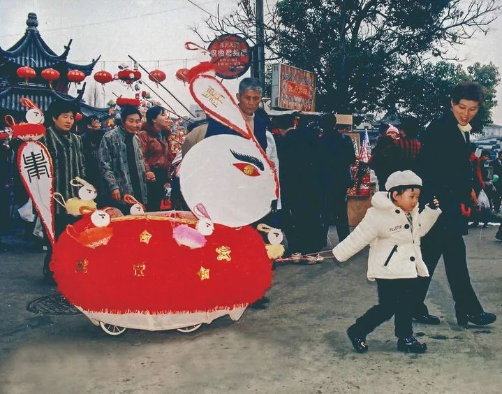 上世纪90年代孩子拉着兔子花灯欢快奔走 图源：南京秦淮区文化馆