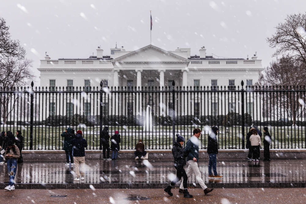 这是1月15日在美国首都华盛顿拍摄的雪中的白宫。新华社发（阿伦摄）