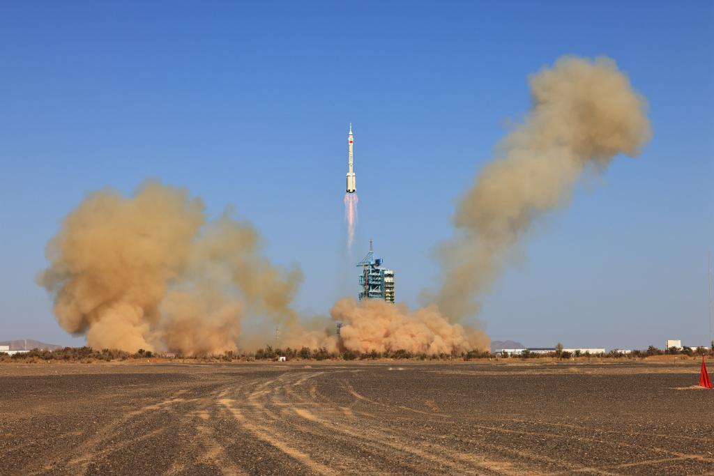 2023年10月26日，搭载神舟十七号载人飞船的长征二号F遥十七运载火箭在酒泉卫星发射中心点火发射。