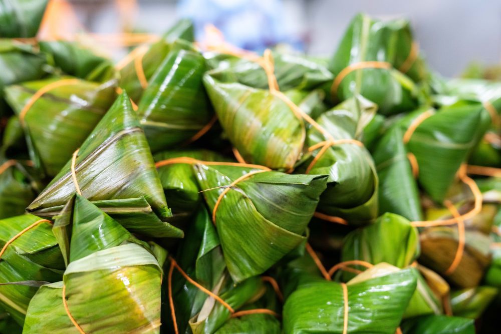 这是6月5日在浏阳市关口街道道源湖村一家粽子生产车间拍摄的刚包好的粽子。