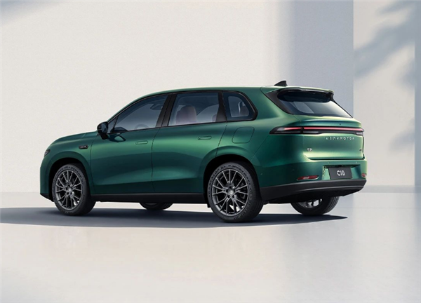 扭转刚度超越劳斯莱斯幻影!零跑C10新配色“琉璃翠”发布