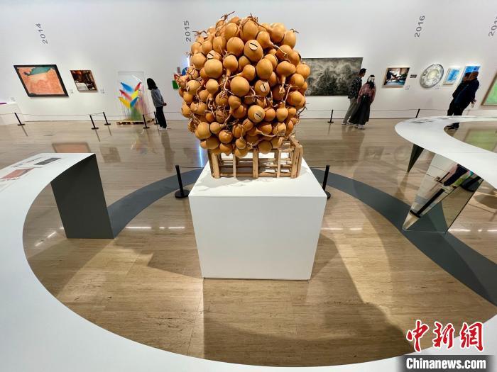 2024年4月底，“艺术8——青年艺术家联展”在北京展出，中法34位艺术家的56件绘画、雕塑、影像和装置作品集中呈现。 中新社记者 张素 摄