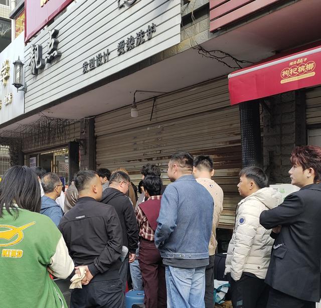 晓华门店门口排队的人