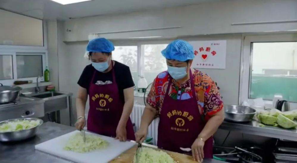 志愿者们正在准备食材。人民网 王斯文摄