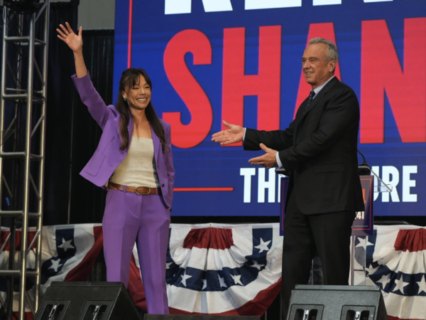 沙纳汉(左)现在是肯尼迪的竞选搭档