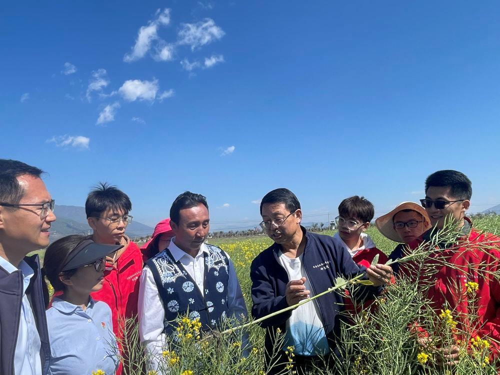 △中国农业大学教授张福锁（右四）带领科技小院师生与农户交流种植心得。