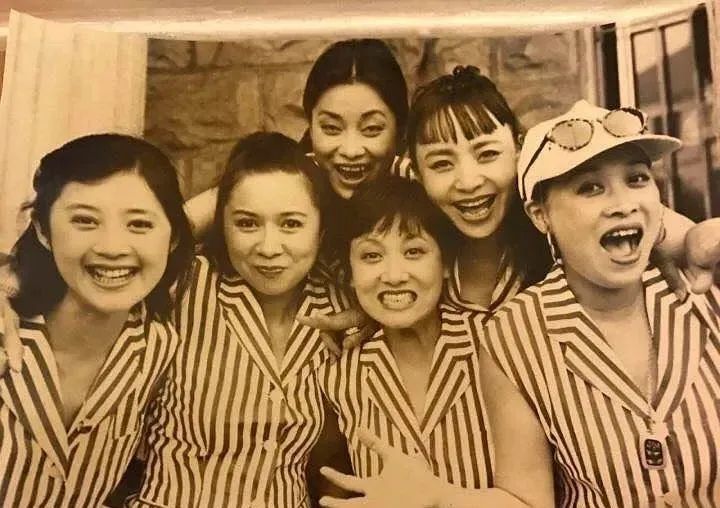由左到右:许戈辉、蔡明、毛阿敏、邓婕、宋丹丹、那英