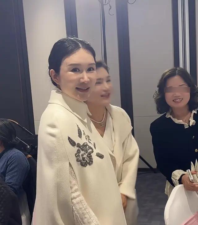 张纪中女儿满月宴直播带货，杜星霖全程黑脸，餐厅地址被扒太离谱