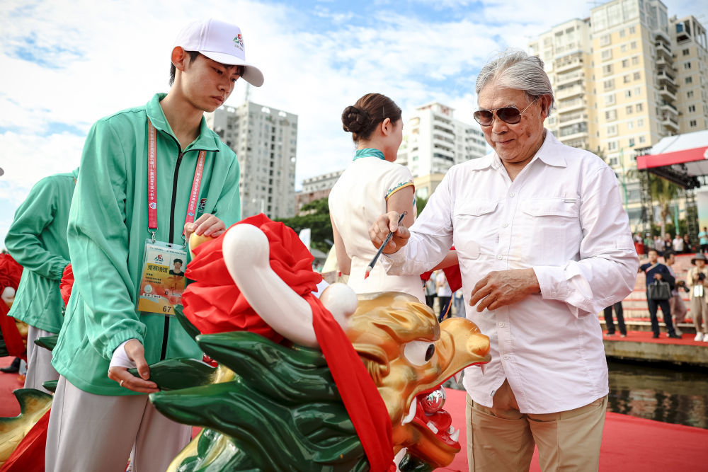 11月23日，中国香港体育协会暨奥林匹克委员会会长霍震霆（右一）在赛前仪式上为龙舟“点睛”。新华社记者 江汉 摄