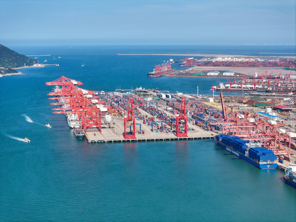 货轮停靠在连云港港集装箱码头（2024年6月26日摄，无人机照片）。
