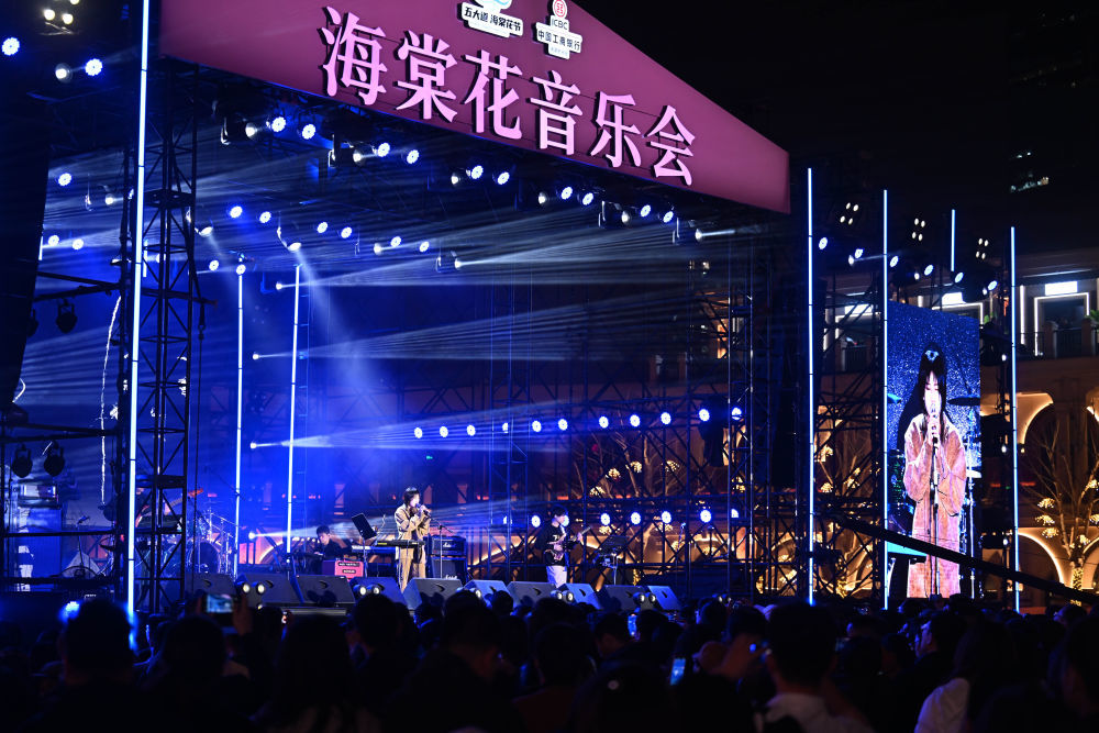 3月29日，游客在天津市五大道风景区的民园广场观看海棠花音乐会。新华社记者 赵子硕 摄