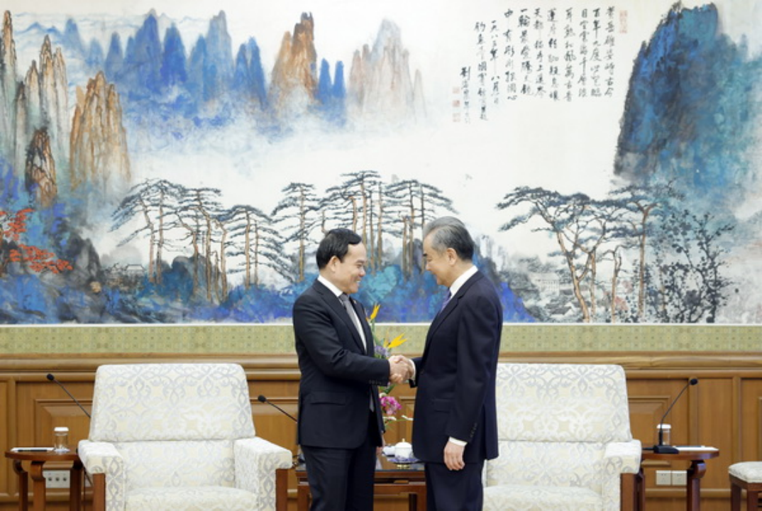 4月8日，王毅（右）在北京应约会见越南副陈流光