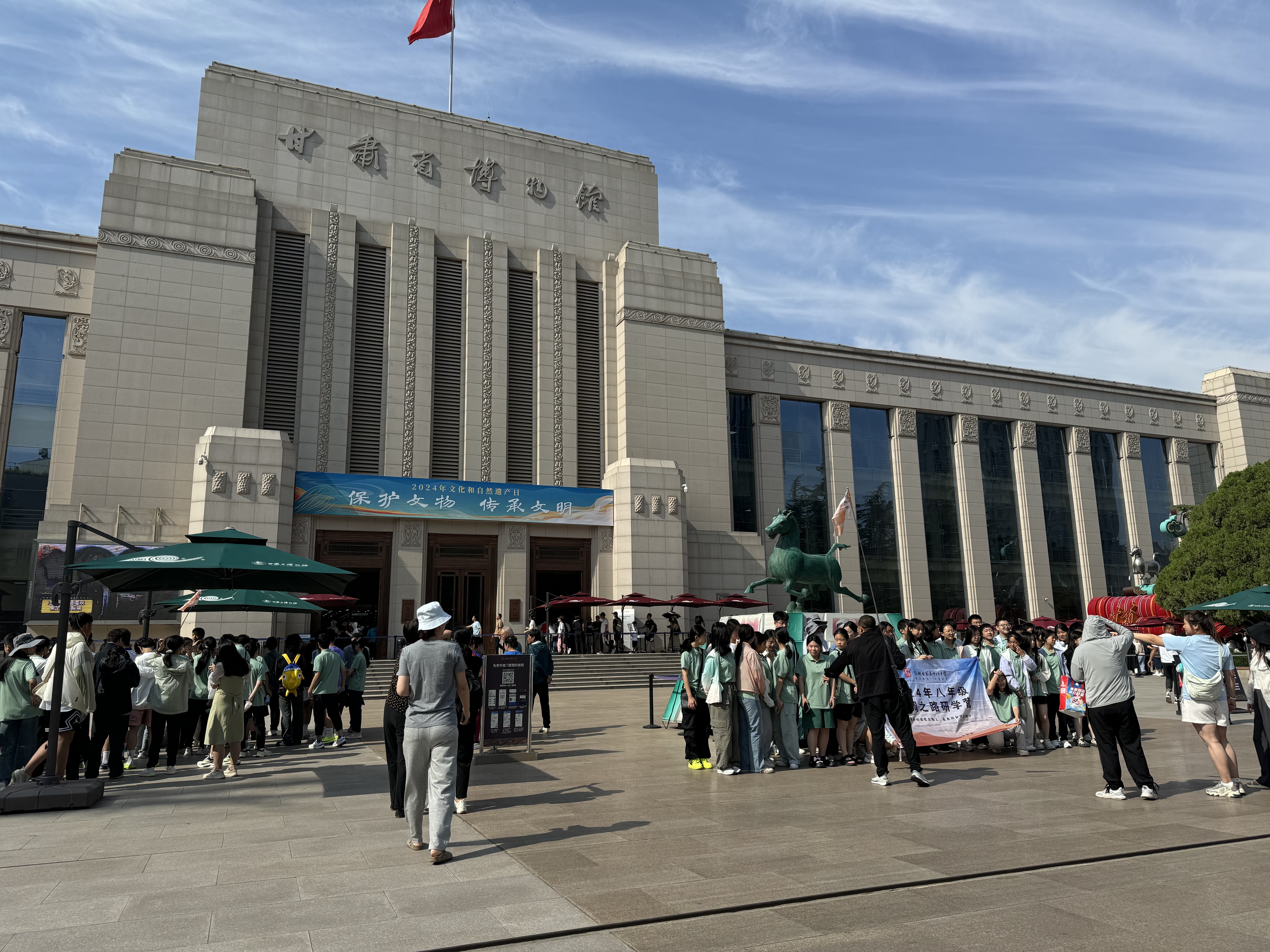 半個月6萬元的研學團，孩子坐在路邊玩手機