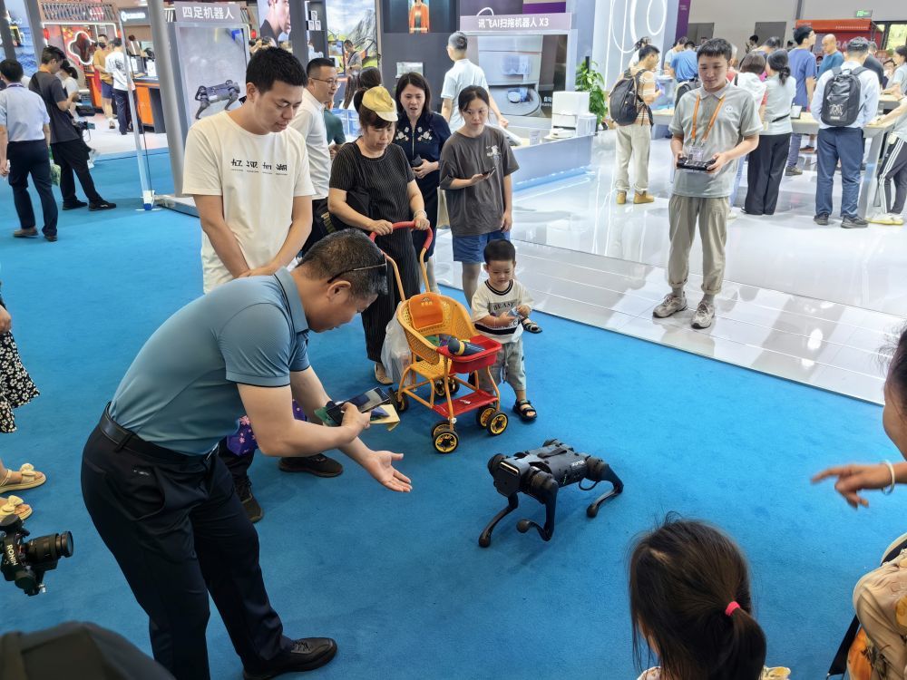 第四届消博会上，一款四足机器人产品引人围观。新华社记者吴茂辉 摄