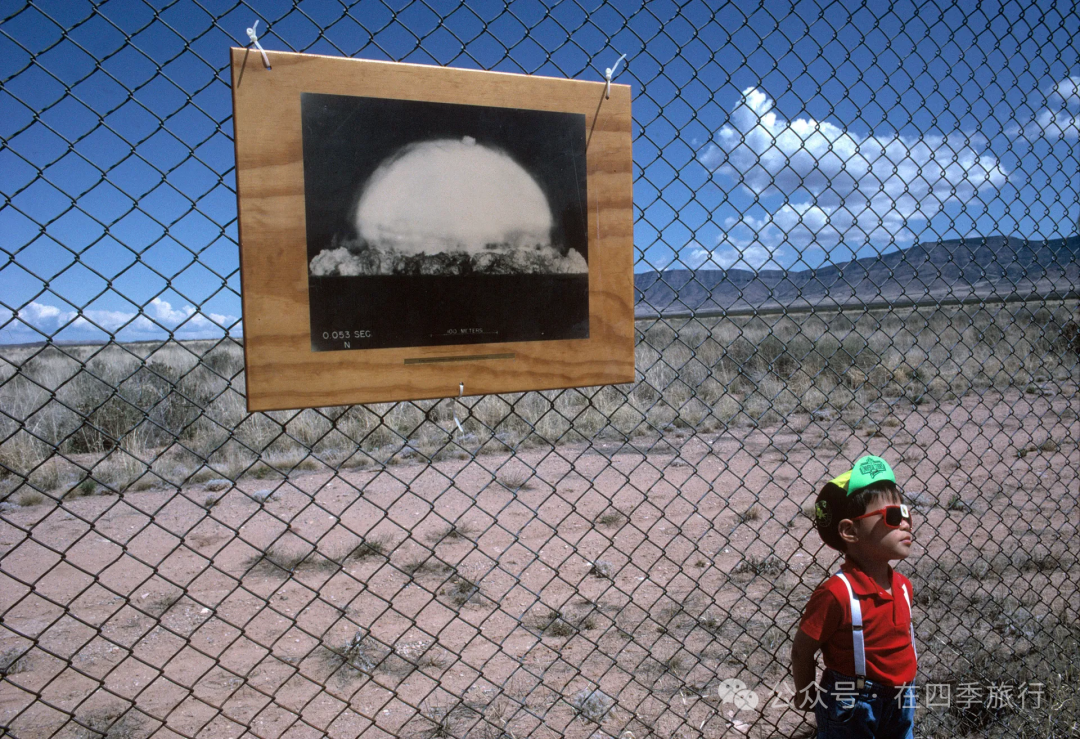 1992年，阿拉莫戈多沙漠中的游客。摄影：Rene Burri / Magnum