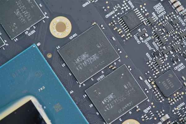 纯白双风扇!傲世追日Intel锐炫B580 OC显卡图赏