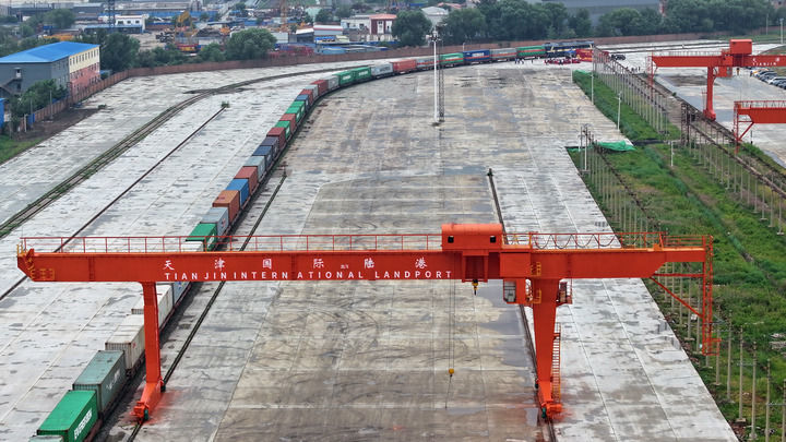 7月1日在天津国际陆港拍摄的准备发车的中欧班列（无人机照片）。新华社记者李然摄