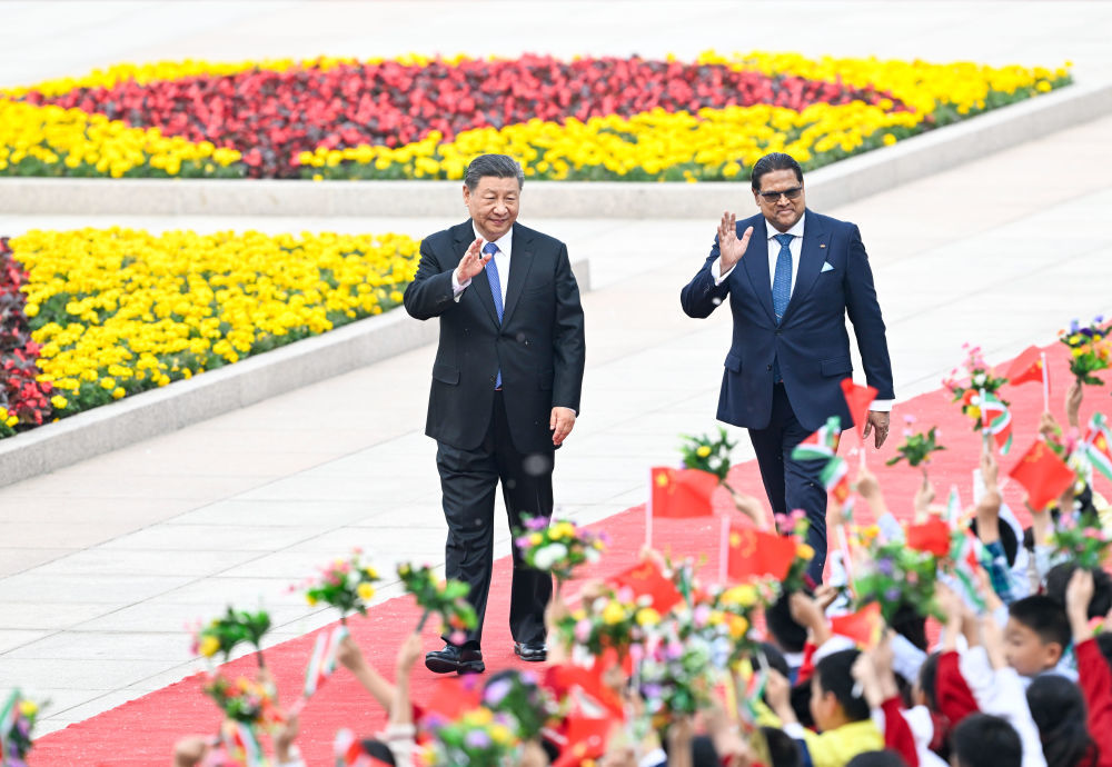 4月12日，国家主席习近平在北京人民大会堂同苏里南总统单多吉举行会谈。这是会谈前，习近平在人民大会堂东门外广场为单多吉举行欢迎仪式。
