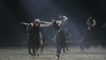 希尔扎提&middot;奴鲁木和其他骑手一起进行表演。