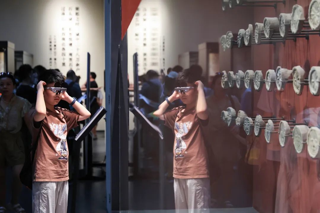 7月27日，小朋友在江苏省南京市六朝博物馆体验数字互动设备，学习历史文化知识。苏阳摄（中经视觉）