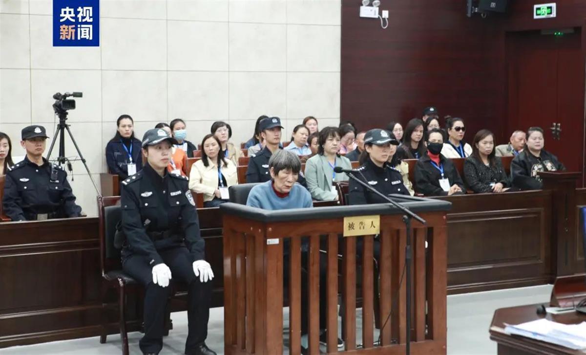 余华英此前出庭受审 （图源：央视新闻）