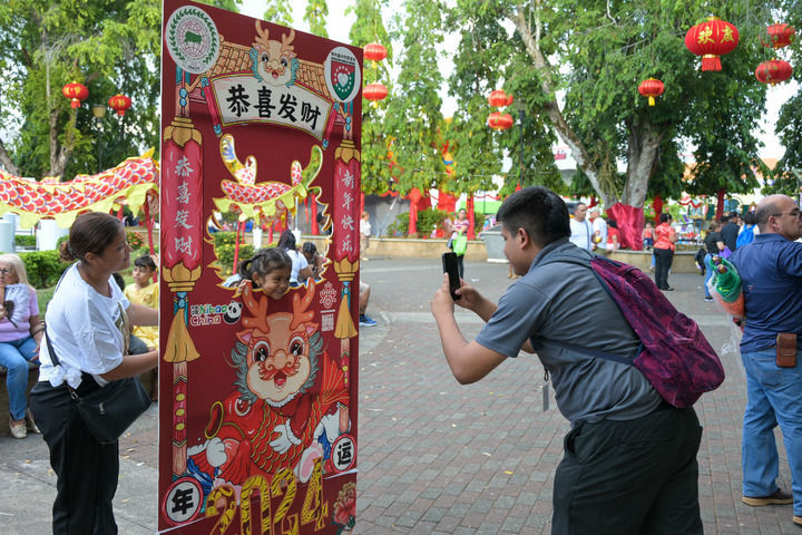 2月16日，在巴拿马奇里基省首府戴维市，游客在春节照相框处拍照留念。新华社记者陈昊佺摄