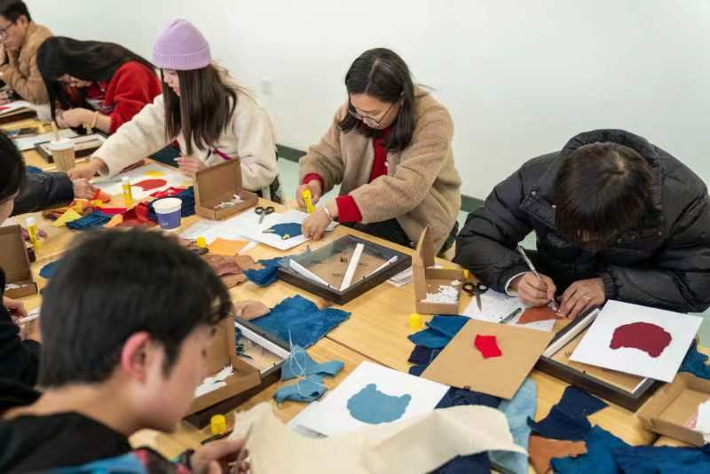 2024年2月，群众在贵州省民族博物馆老师带领下开展拼布、拓印等非遗手工体验活动。受访者供图