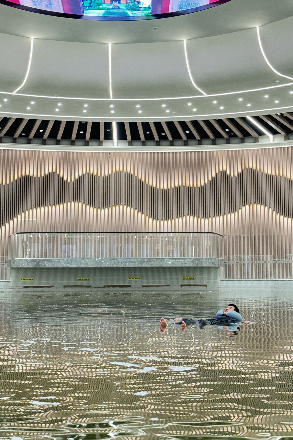 运城盐湖打造出了以盐为本的“五绝”康养休闲体验之一——盐水漂浮。这里的盐水取自盐湖腹地，经过专业处理，含盐量达30%，可轻松实现水上漂浮。澎湃新闻记者 金向玉 摄