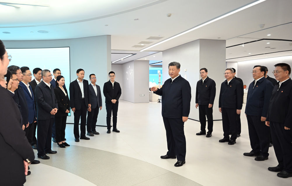 这是5日下午,习近平在武汉产业创新发展研究院考察时,同科研人员和企业负责人亲切交流。