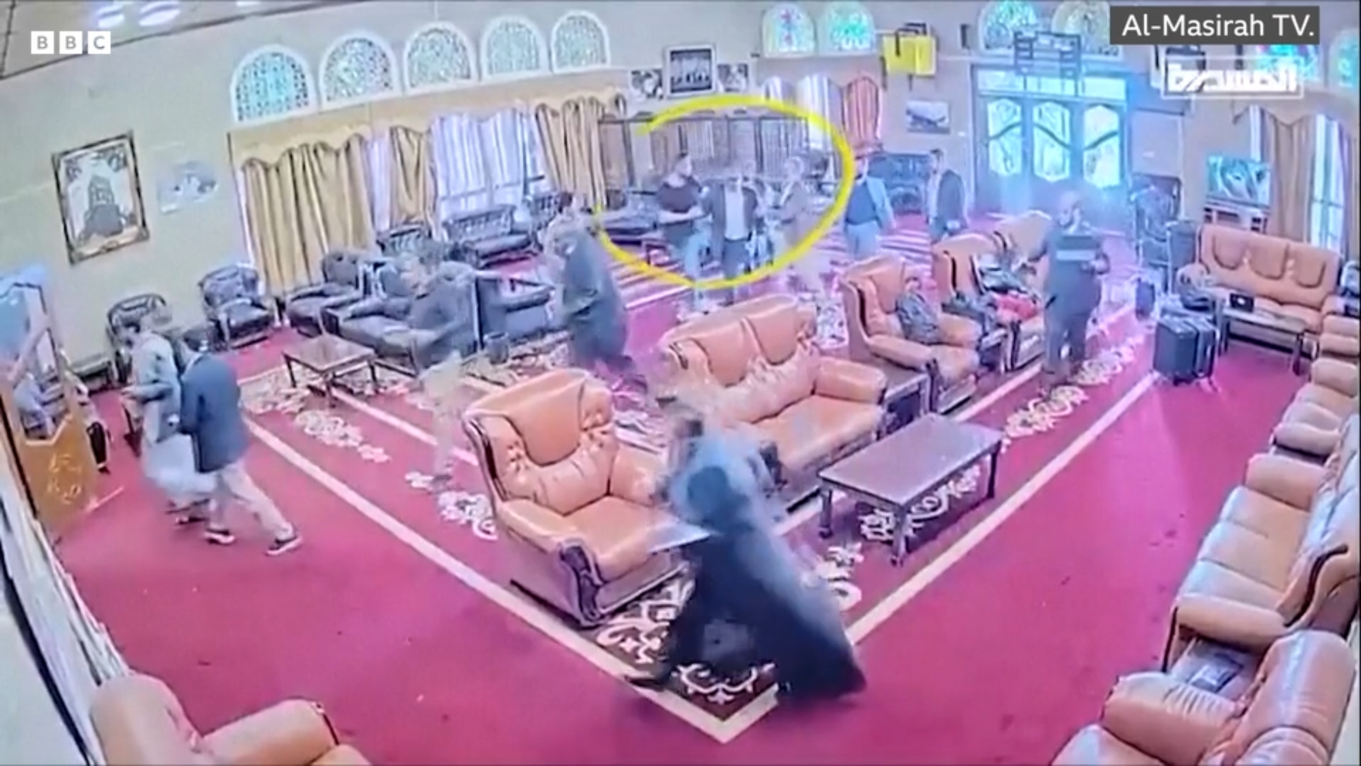 爆炸发生后,谭德塞(黄圈)被联合国官员护送带离 BBC视频截图