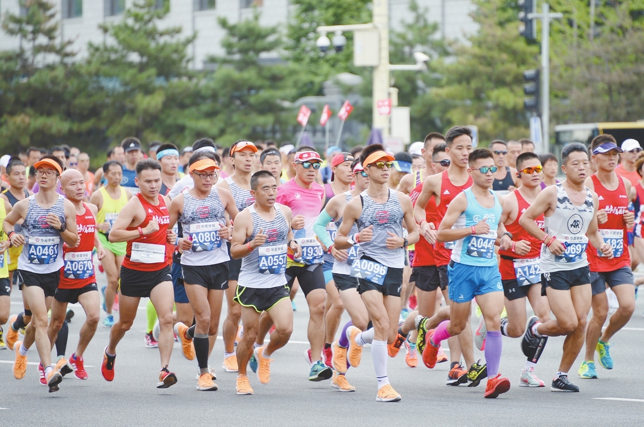 2018年北京马拉松在天安门广场起跑。（视觉中国）