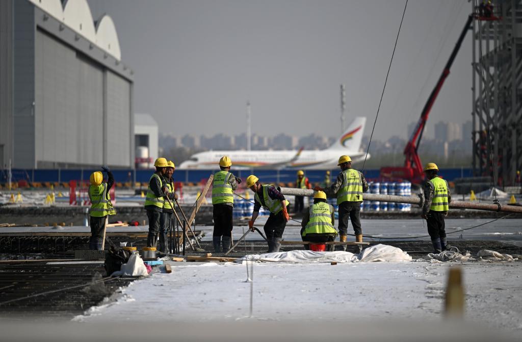 3月31日，工人在空客天津第二条总装线项目建设现场施工作业。新华社记者赵子硕摄