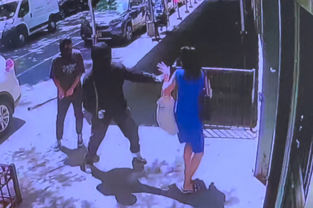 拳击头部、棍棒殴打!华裔女子光天化日之下在纽约遭暴力抢劫