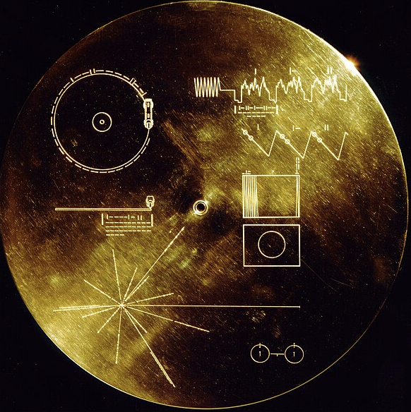 这个东西叫旅行者金唱片(Voyager Golden Records),天上降下来的叫金色旅行者(Golden Voyager),可以算一种唱片拟人。另外,唱片封套上也包括了一块高纯度的铀238。由于已知其衰变为钍234的半衰期约为44.7亿年,捕获此唱片的外星生命可据此推算出探测器的发射日期。