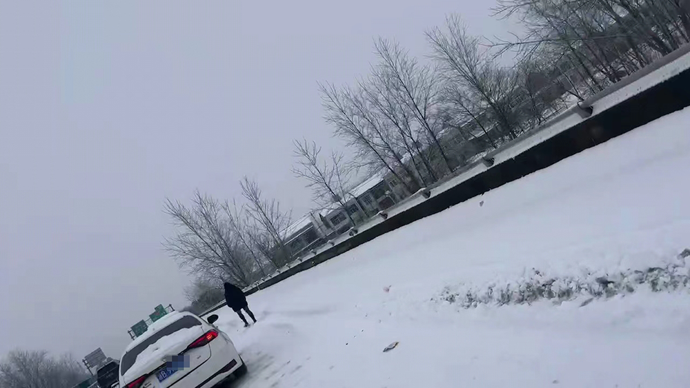 堵车时的积雪。