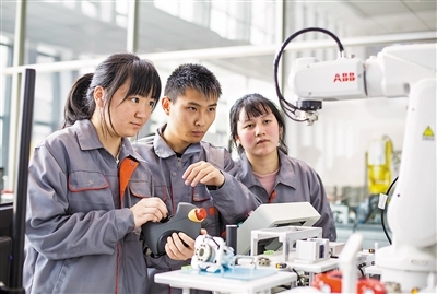 江苏省海安中等专业学校，学生在学习操控工业机器人。翟慧勇摄（影像中国）