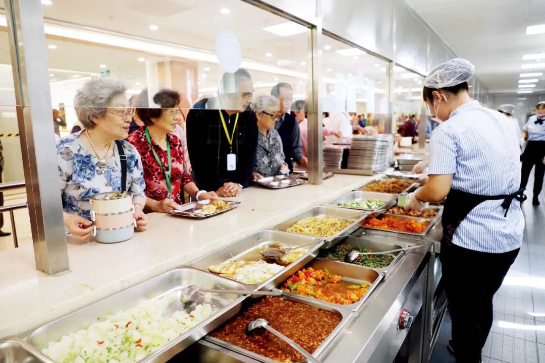 老年宾客在健养园区的自选餐厅排队打餐。图/受访者提供