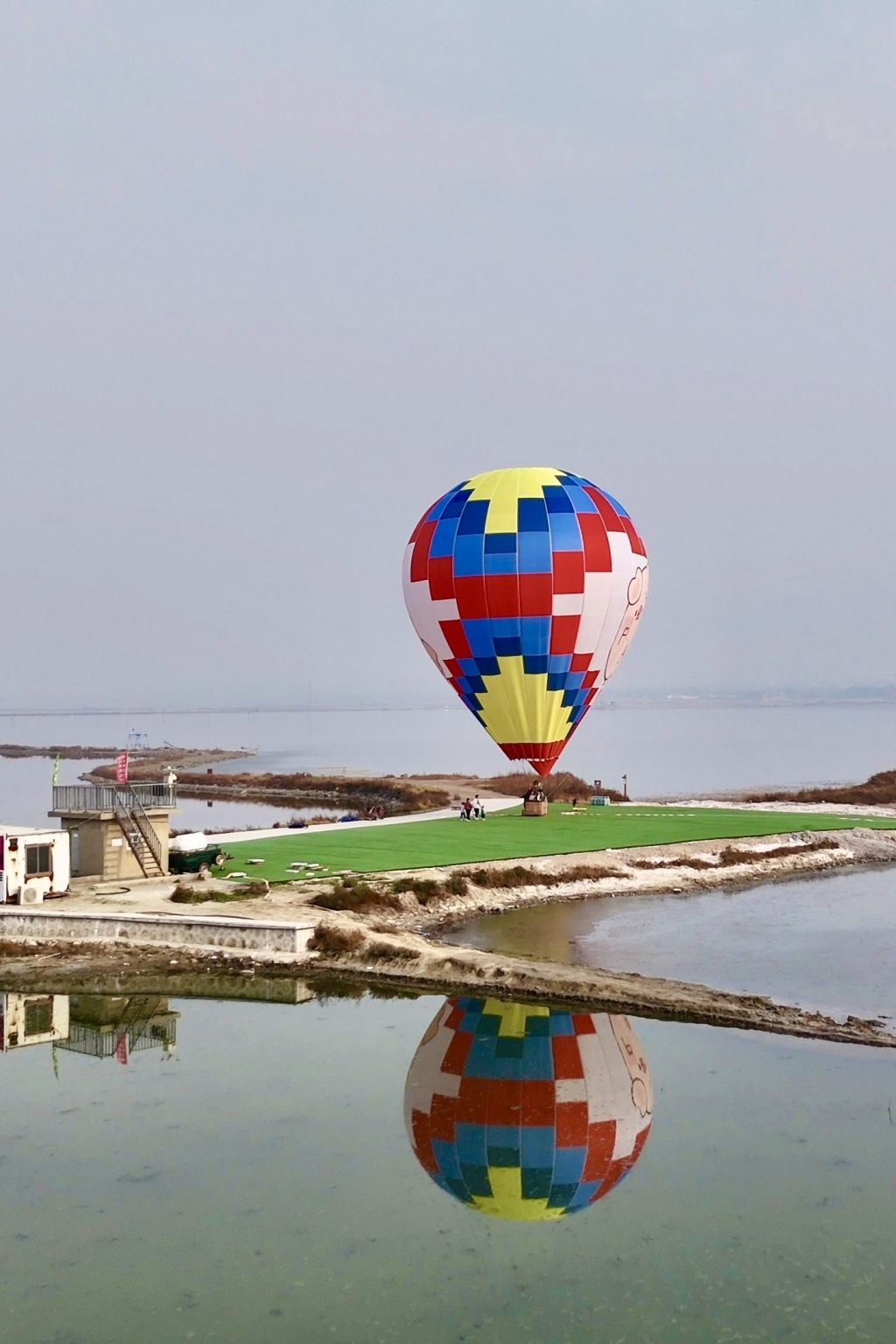 运城七彩盐湖景区的热气球游览项目。澎湃新闻记者 陈鑫露 摄