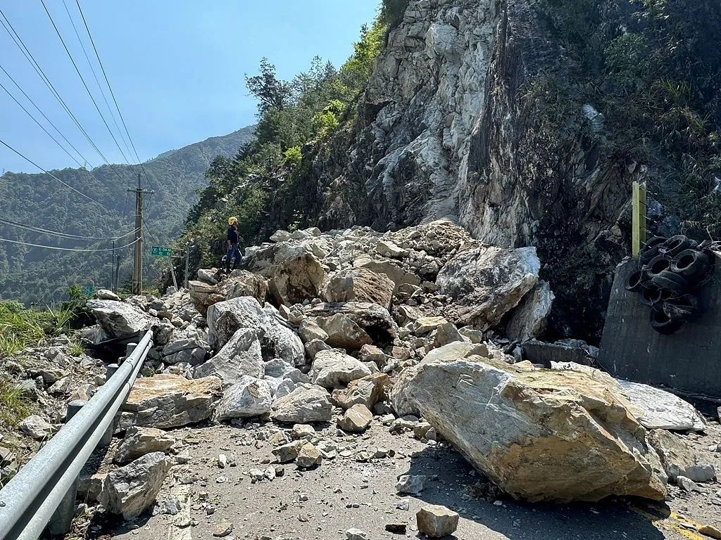 震后台中某高速路段发生落石。图/视觉中国