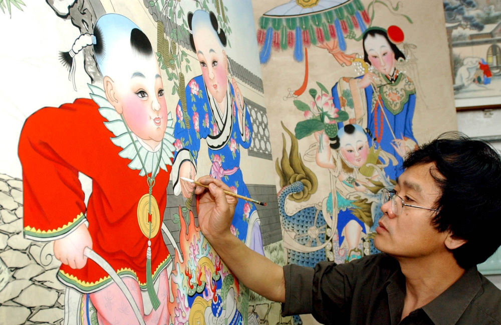 2003年，天津杨柳青“年画张”画店画师在绘制年画。