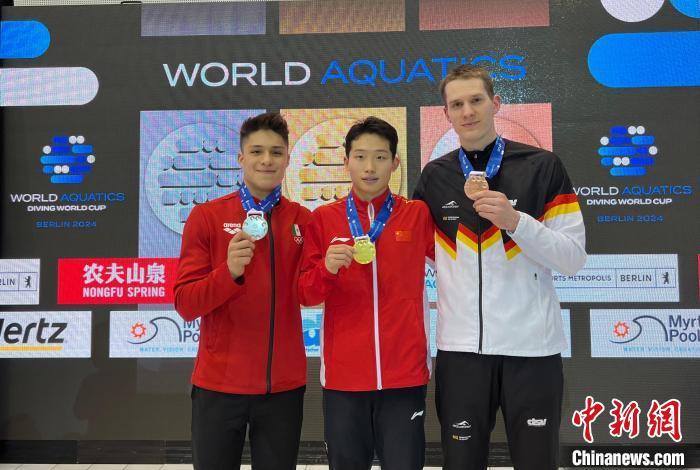 3月24日，在2024年跳水世界杯柏林站举行的男子3米板决赛中，中国选手王宗源(中)获得金牌。　中新社记者 马秀秀 摄