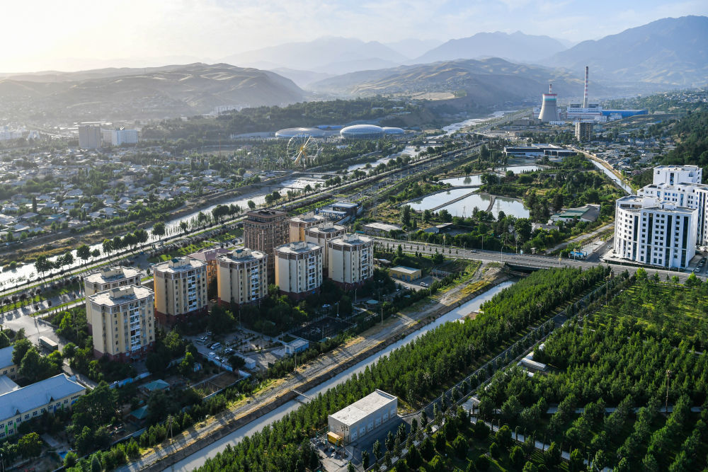 这是6月26日拍摄的塔吉克斯坦首都杜尚别城市风光。