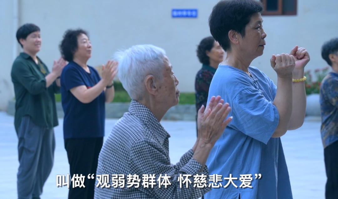 正在做操的老人们