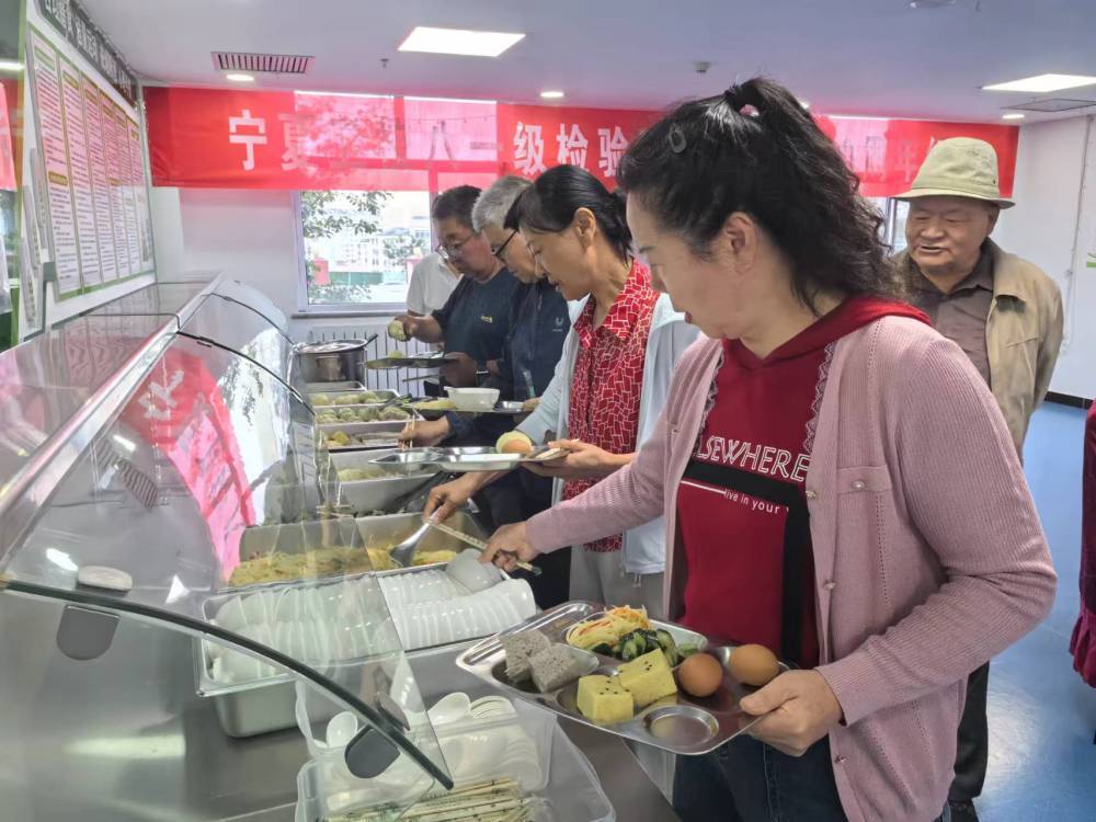 宁夏固原市隆德县老年养护院里，旅居老人在取早餐。（杨珍珍 摄）