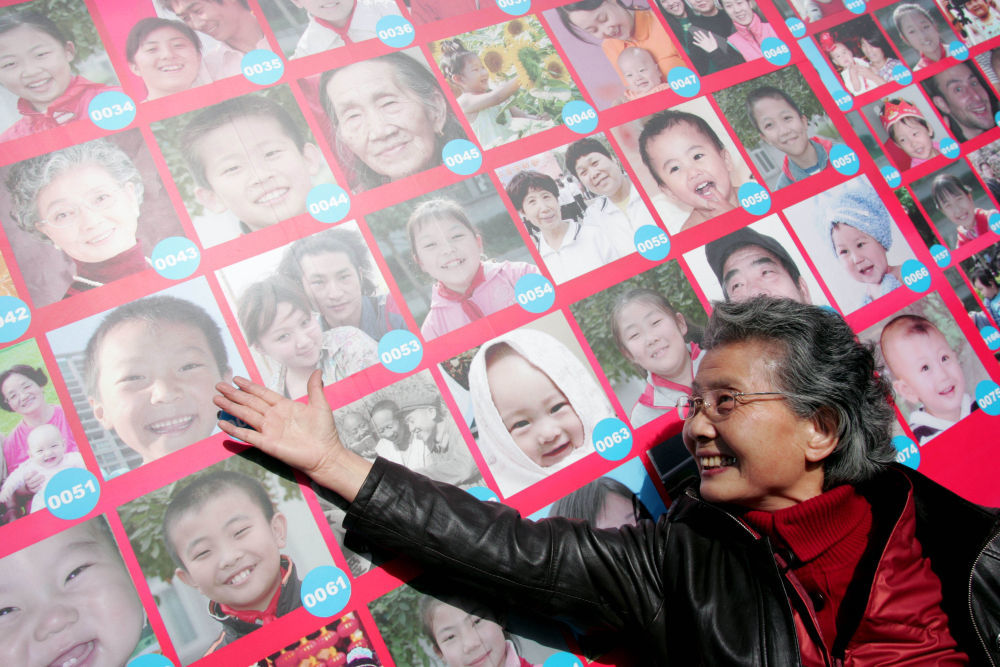 2007年2月22日，一位老人在北京朝阳公园的“微笑墙”上找到了自己的照片。