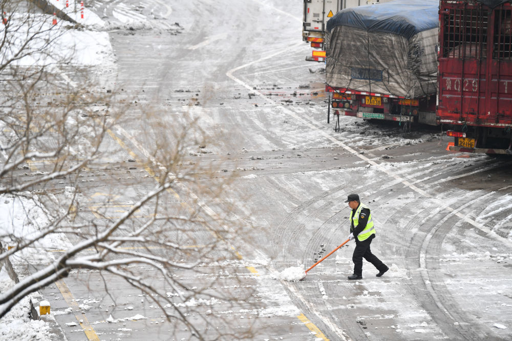 1月16日，包茂高速陕西宜君服务区的工作人员清理地面积雪。新华社记者 张博文 摄
